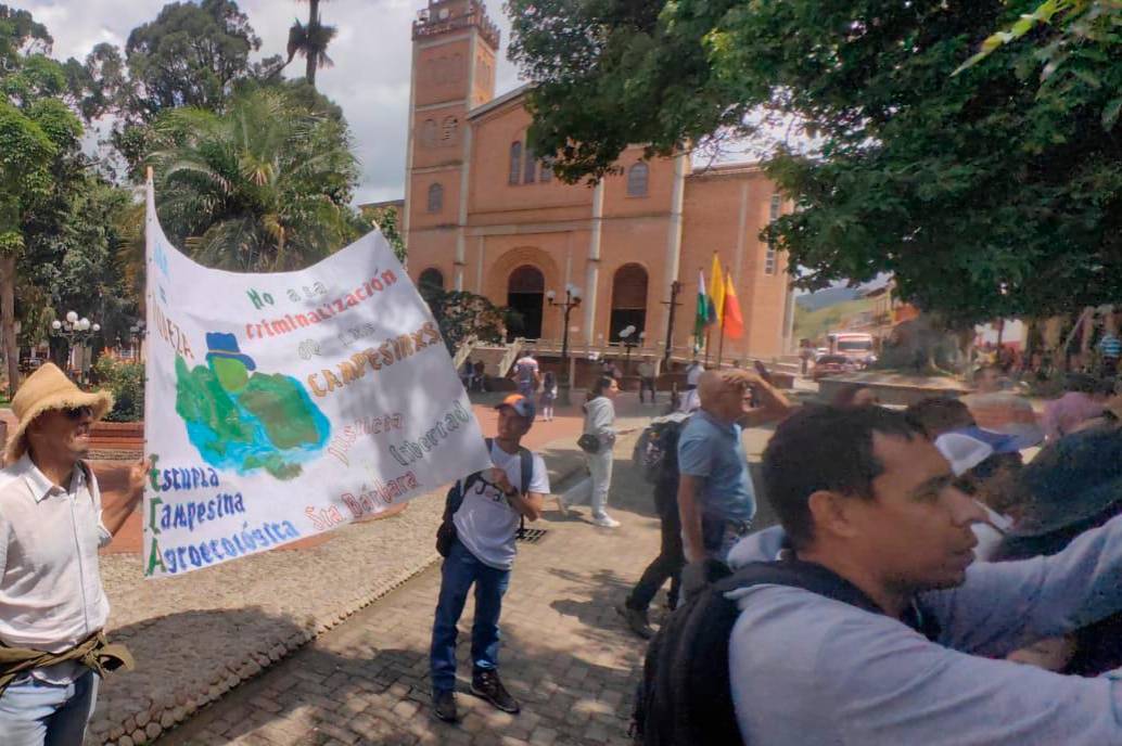 Este mediodía, antes de la audiencia, activistas contra la minería abogaban para que dejen libres a los once campesinos. FOTO: Cortesía