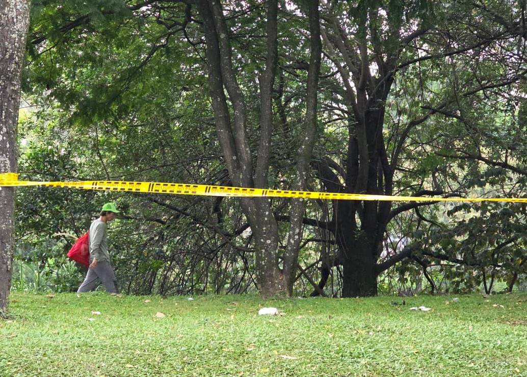 En este sitio cayó el presunto delincuente señalado de hurtar y lesionar a un ciudadano estadounidense. Su cómplice huyó por el río Medellín. FOTO: <b>CORTESÍA</b>