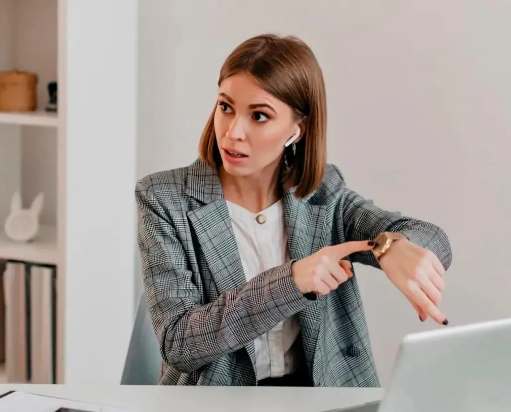 La reducción de la jornada laboral a 42 horas no modifica el salario de los trabajadores, pero sí obliga a las empresas a reorganizar sus horarios y operaciones. FOTO: FREEPIK