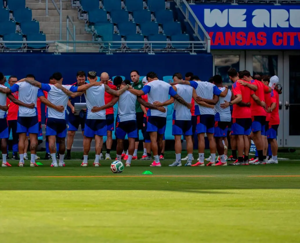 La Selección y una de las muestras de unión que ha tenido durante los entrenamientos previos al partido frente a Suiza. FOTO JUAN ANTONIO SÁNCHEZ