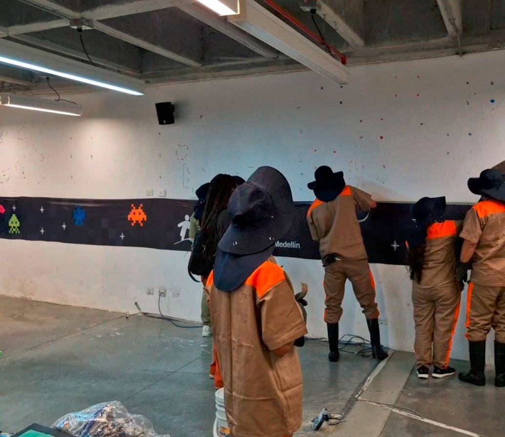 Los internos de la cárcel El Pedregal participaron en la jornada en la UVA Nuevo Occidente, como parte de su estrategia de resocialización. FOTO: CORTESÍA ALCALDÍA DE MEDELLÍN