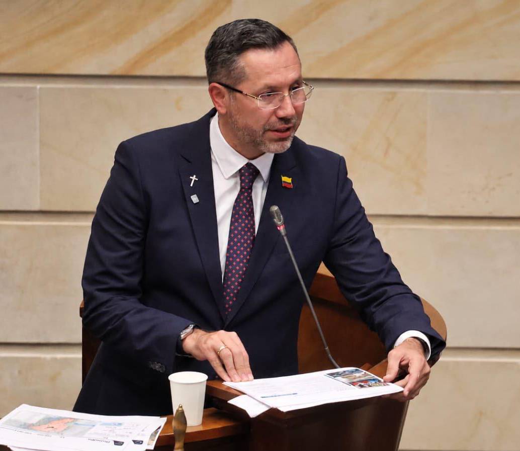 El ministro de Vivienda Jaime Andrés Beltrán habló ante el Congreso en medio de un debate que buscaría su salida del cargo por la gestión del terremoto al frente de la cartera. FOTO: @soyjaimeandres