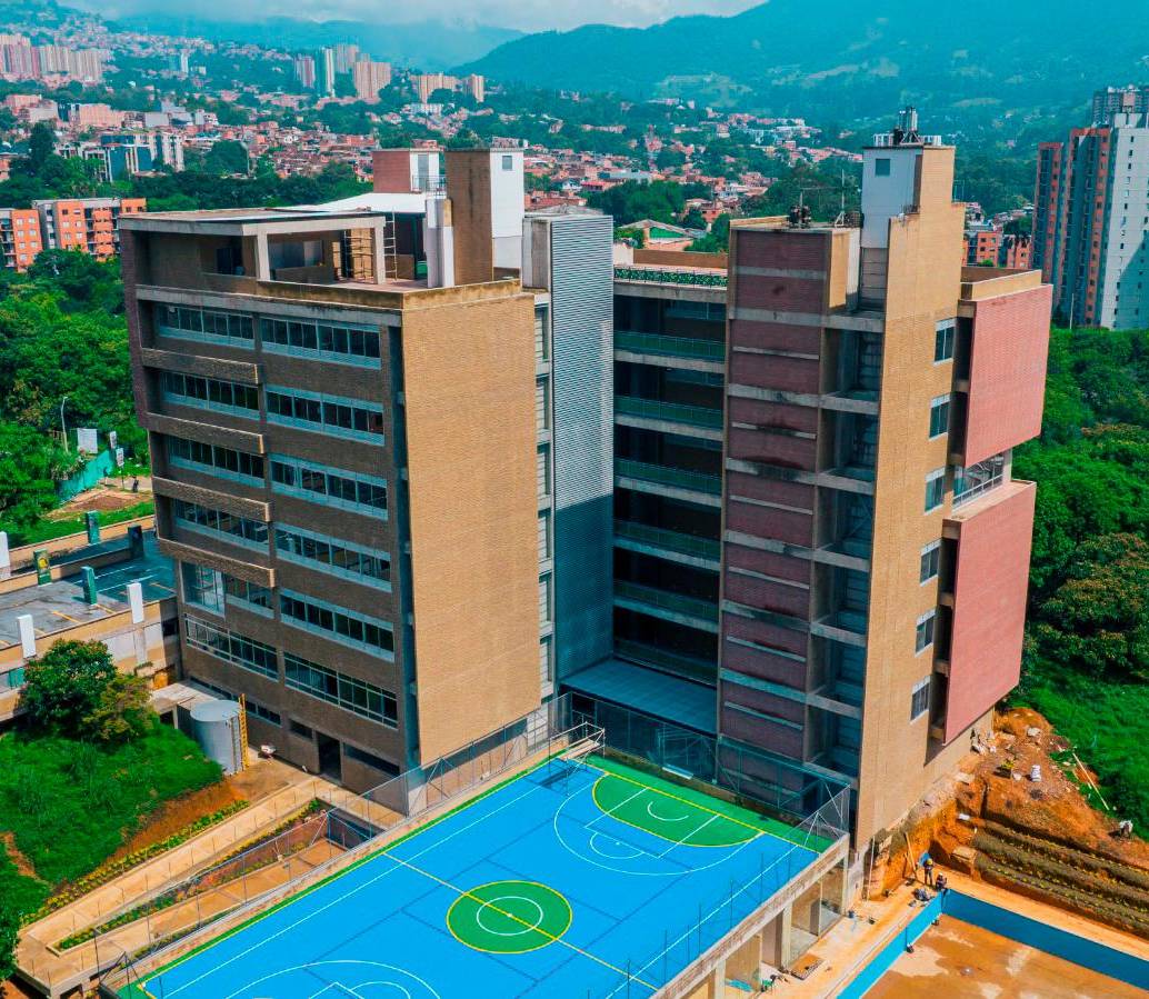 La sede tiene un área construida de casi 14.000 metros cuadrados y cuenta con 65 aulas, tres laboratorios, zonas de estudio, cuatro salones de sistemas, tres ascensores panorámicos y 74 unidades sanitarias, entre otras comodidades. FOTO: TdeA 