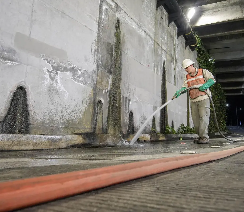 Las jornadas de limpieza se llevaron a cabo en diferentes sectores estratégicos de Medellín, entre ellos Villanueva, La Alpujarra, Los Músicos, Bulerías, San Juan con la 80, Parques del Río, Punto Cero, Terminal del Norte y La Aguacatala. FOTO: Cortesía Alcaldía de Medellín