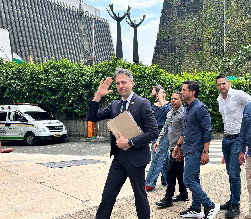 El ex alcalde de Medellín Daniel Quintero junto a varios de sus alfiles. FOTO: imagen tomada de redes