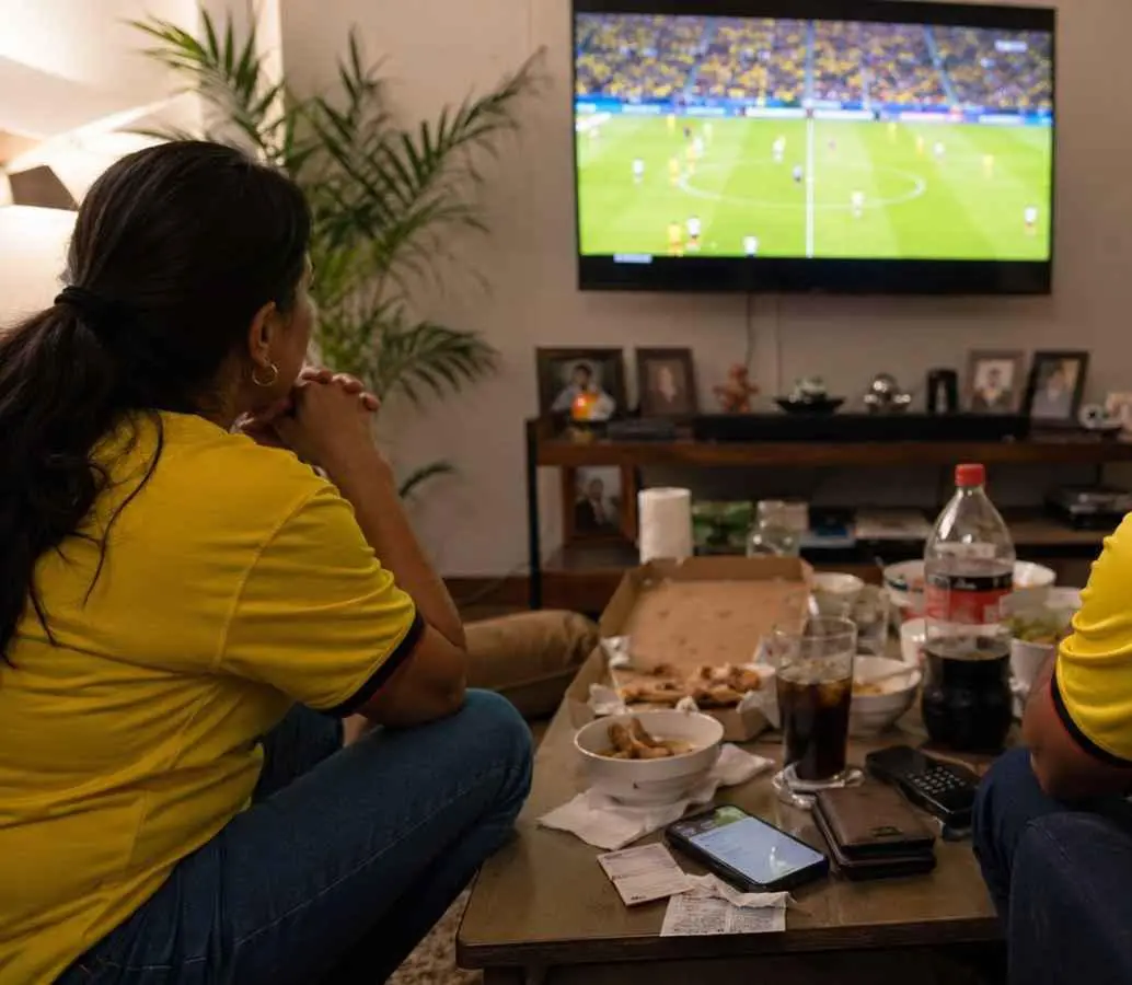 La emoción por el Mundial está impulsando la compra de televisores, alimentos y entretenimiento, pero expertos recomiendan evitar gastos que comprometan las finanzas de los hogares. FOTO CORTESÍA CROWE