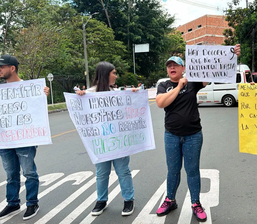 Los padres y allegados a las víctimas del accidente del 14 de dciembre bloquearon parcialmente la vía aledaña al colegio. FOTO: CORTESÍA