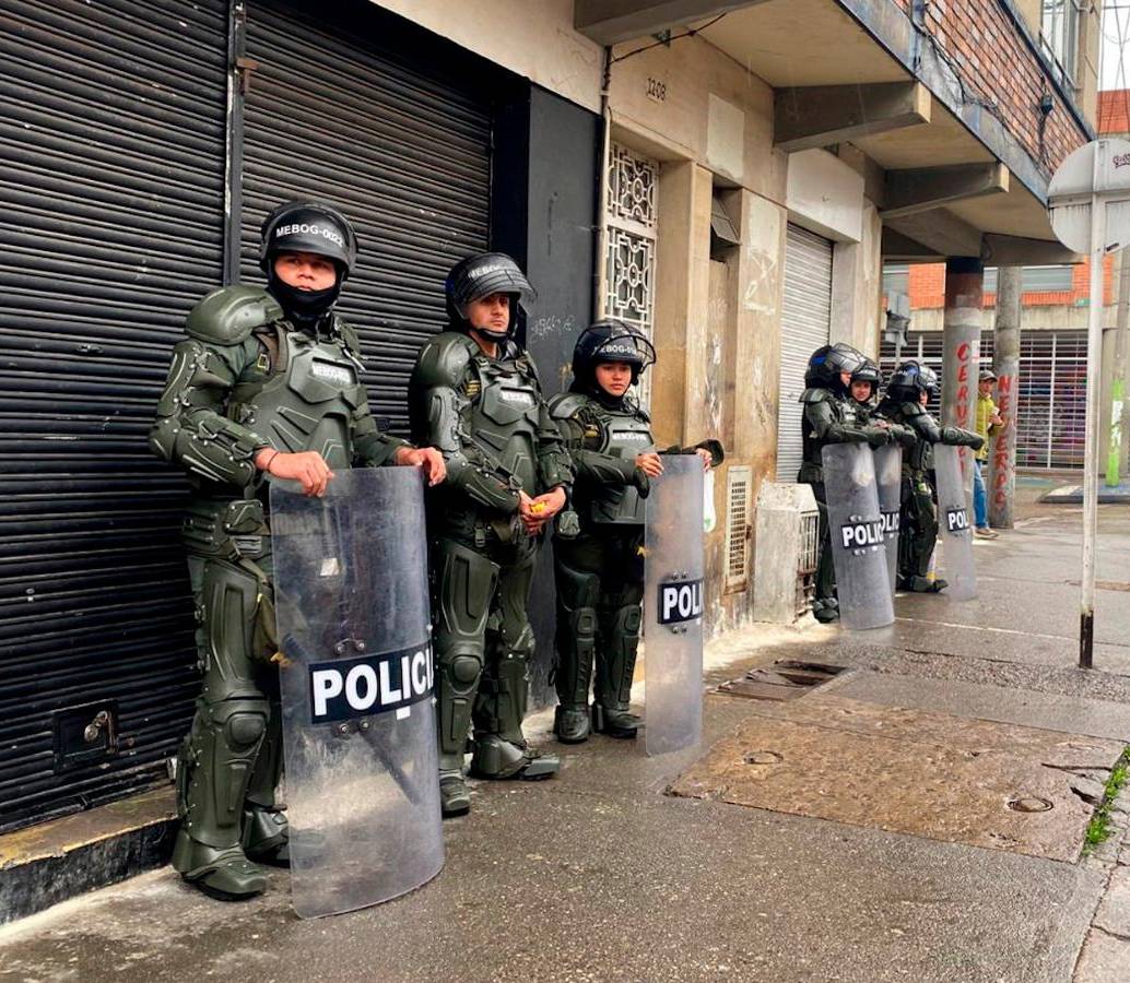 Policías antimotines acompañaron el procedimiento en el barrio San Bernardo, de Bogotá. FOTO: Cortesía Fiscalía