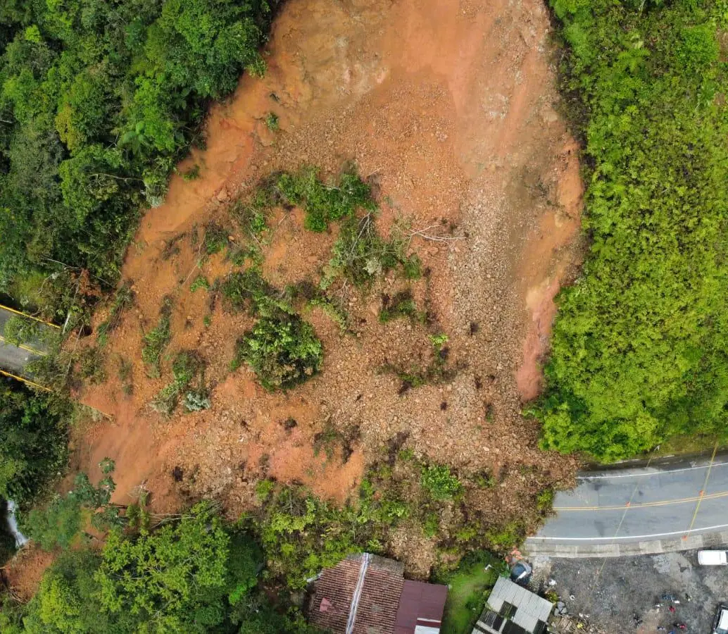 Imagen aérea del deslizamiento caído en la Autopista Medellín–Bogotá. FOTO: Cortesía
