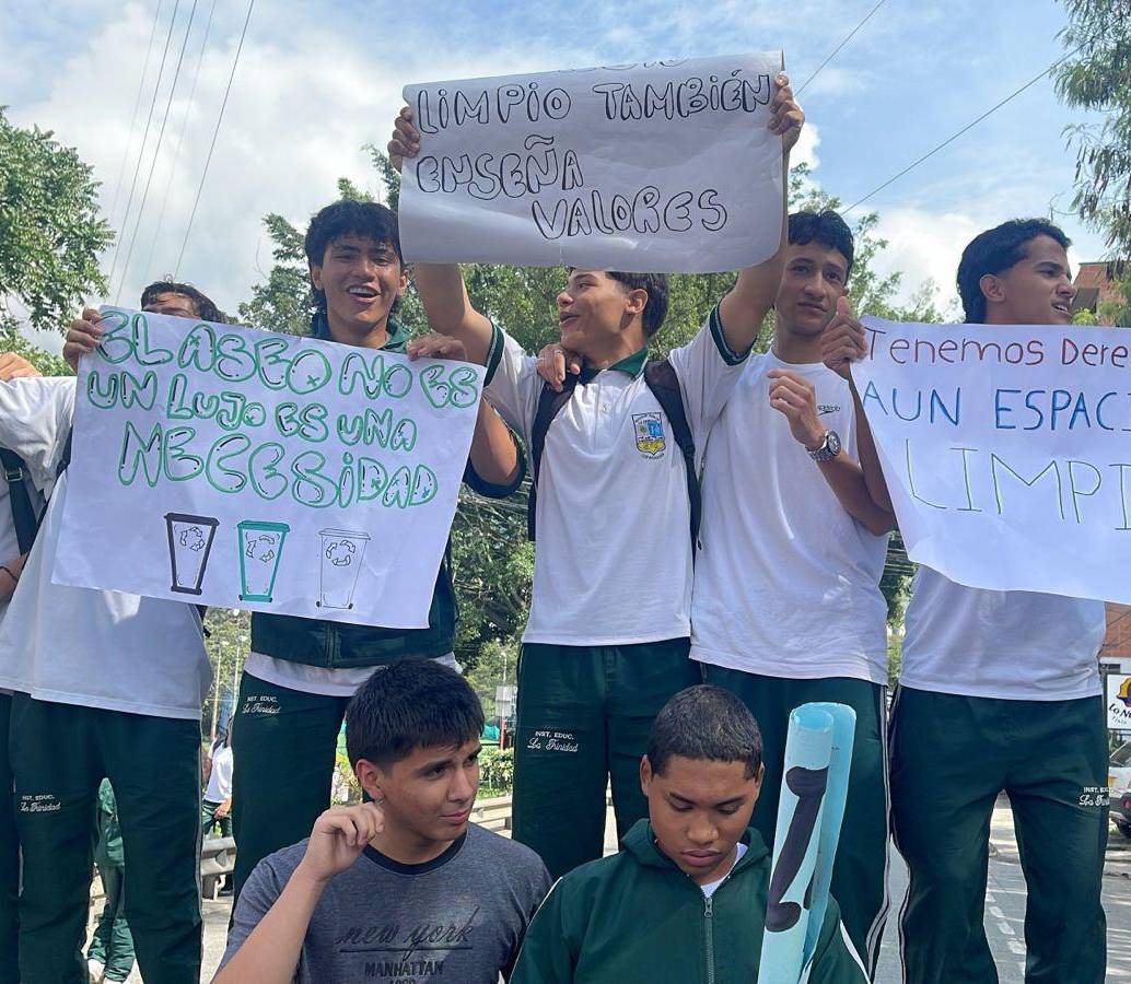 Estudiantes de la Institución Educativa La Trinidad piden que se les garantice el servicio de aseo en su colegio. FOTO: CORTESÍA PADRES DE FAMILIA