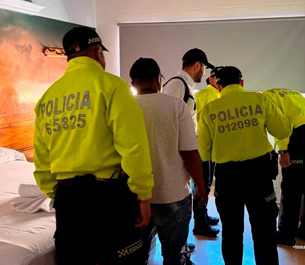 Momento en el que agentes de la Policía irrumpieron en el motel en el que se presume eran explotadas sexualmente niñas. FOTO: Cortesía Policía