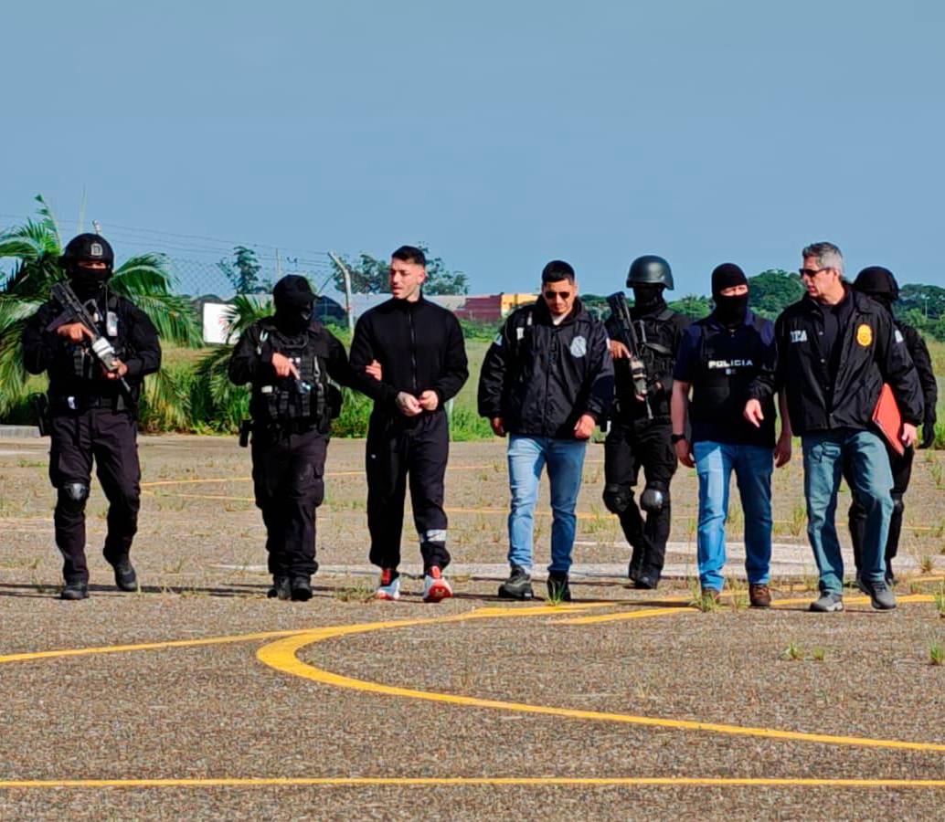 El momento en el que Sebastián Marset fue entregado a la DEA en Bolivia, para su traslado a Estados Unidos. FOTO: CORTESÍA.