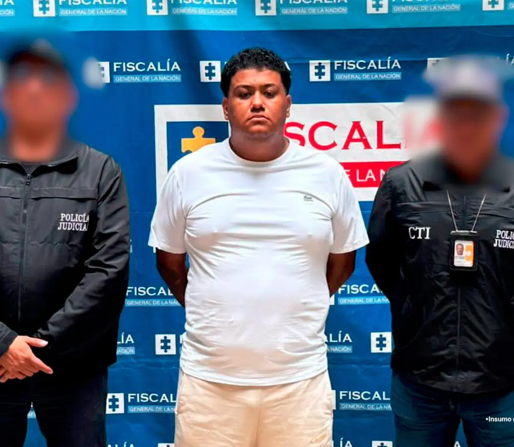 Santiago José Meneses Rivera, de 29 años, se encuentra con medida de detención domiciliaria por estos hechos ocurridos entre 2022 y 2023. Aún estaría activo dentro de la Secretaría de Movilidad de Medellín. FOTO: CORTESÍA