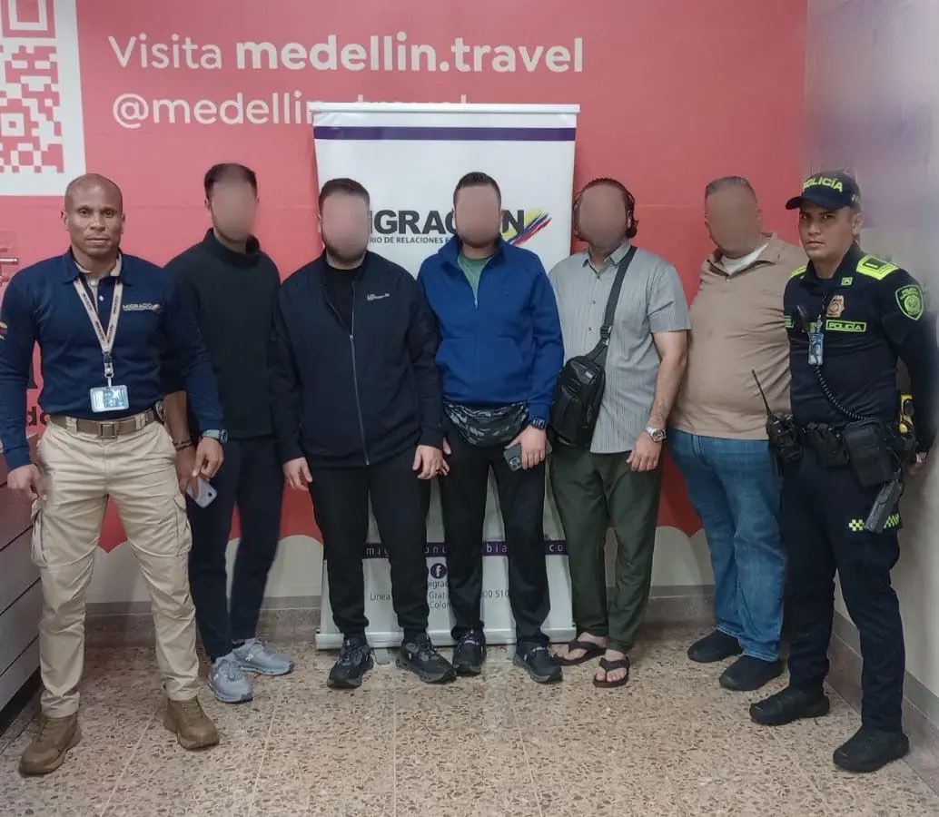 Nada más en las últimas horas fueron devueltos cinco extranjeros que fueron sorprendidos hablando de cómo iban a explotar mujeres en Medellín durante su estadía. FOTO: CORTESÍA MIGRACIÓN COLOMBIA