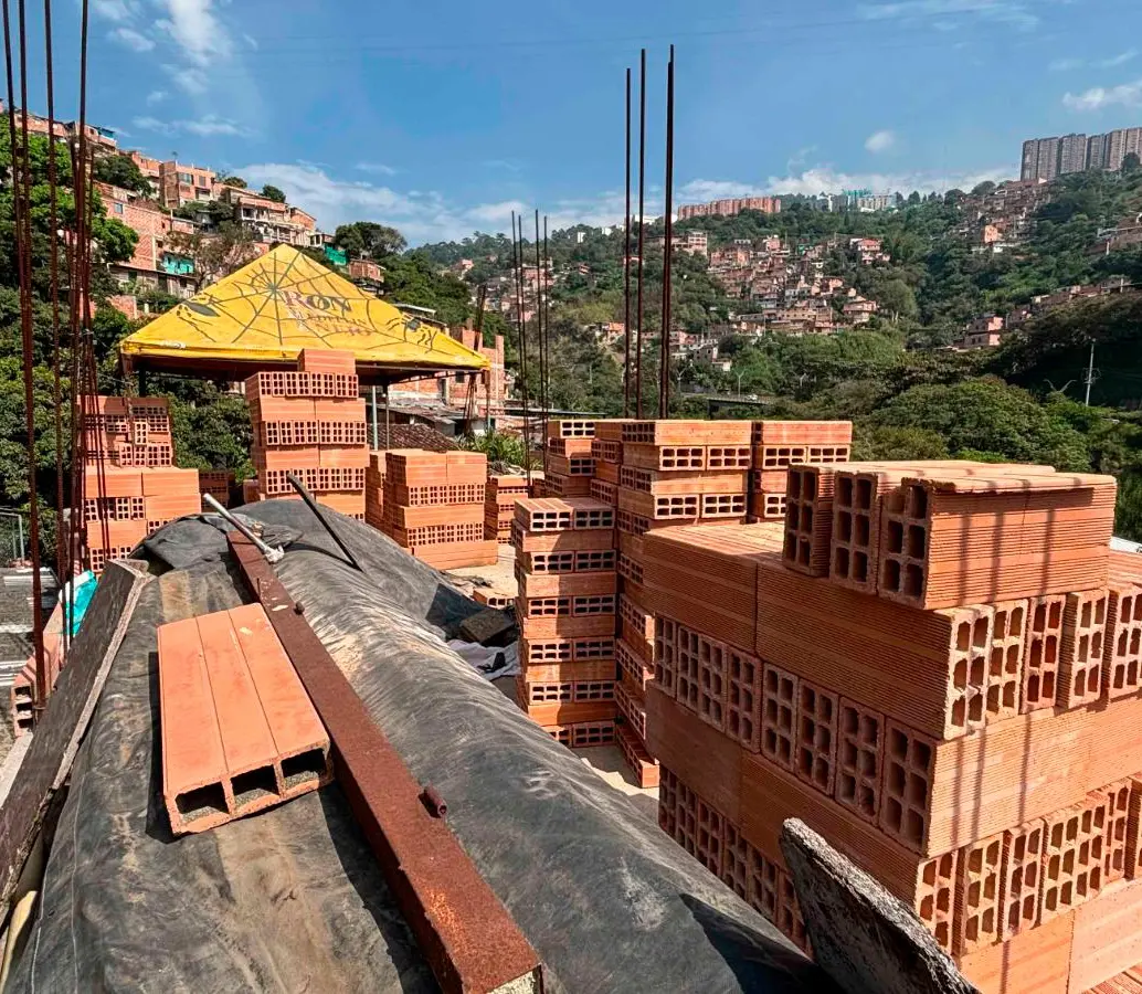 Las construcciones intervenidas estaban en un área cercana a las quebradas La Bermejala y Aguas Negras. FOTO: ALCALDÍA