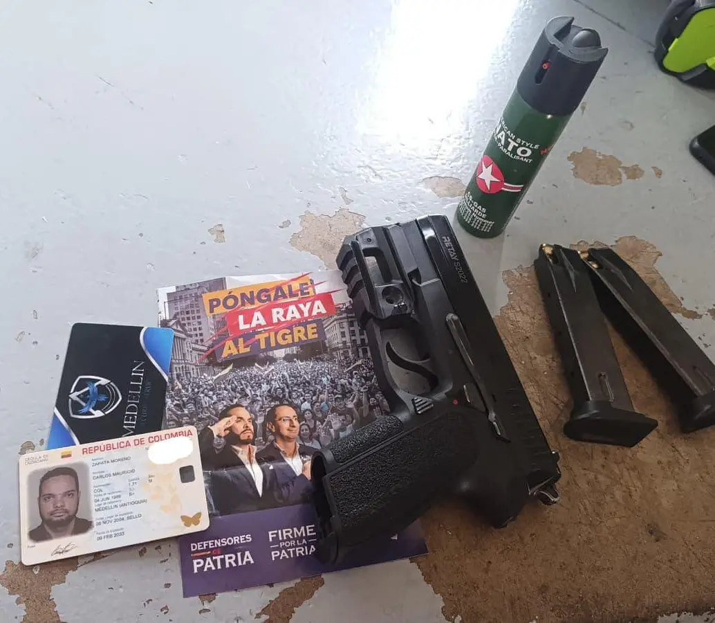 La campaña de Abelardo De La Espriella aseguró que el hombre detectado en el evento político no pertenecía al esquema oficial de seguridad del candidato presidencial. FOTO: Redes sociales. 