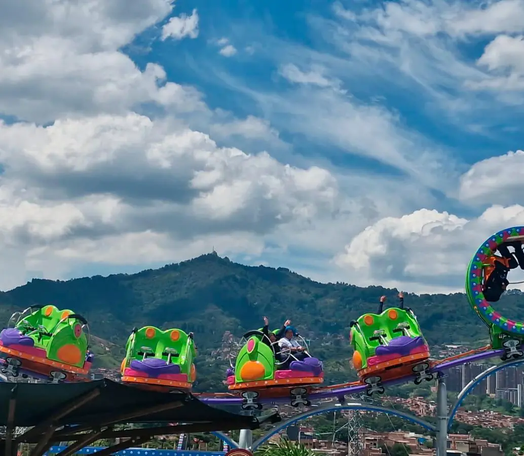 Así se la primera montaña rusa familiar ubicada dentro de un centro comercial en Colombia. FOTO cortesía Happy City