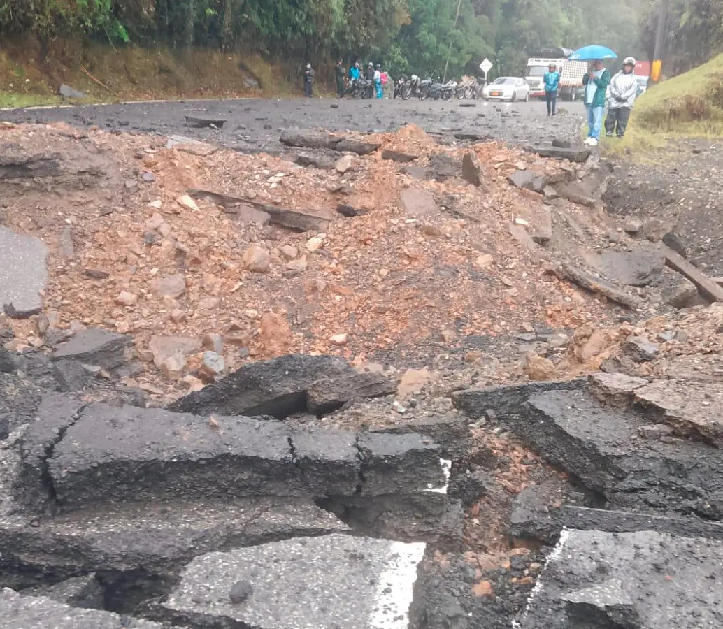 Así quedó la vía entre Medellín y la Costa Atlántica, a la altura del Alto de Ventanas, en Yarumal, luego del ataque de un grupo armado. FOTO: CORTESÍA