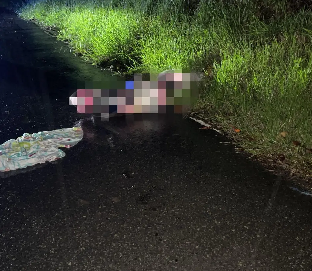 Este cuerpo, hallado envuelto en papel vinipel, fue abandonado a un costado de la autopista Norte en la madrugada de este martes, en jurisdicción de Copacabana. FOTO: CORTESÍA