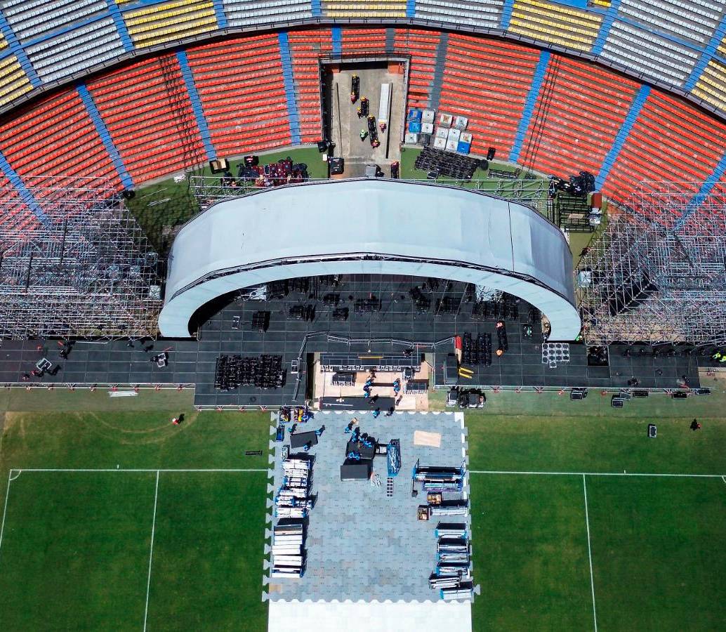 Imagen del escenario central del Mañana será bonito fest, en el estadio Atanasio Girardot de Medellín. FOTO Manuel Saldarriaga