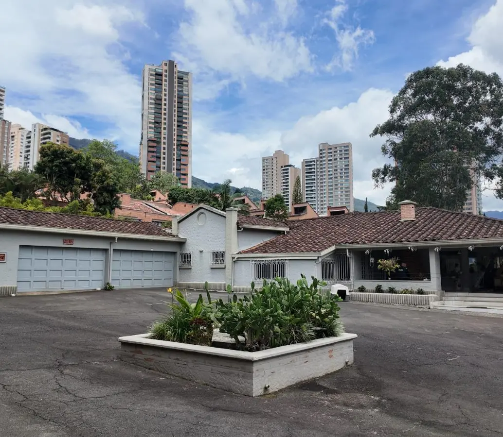 La casa campestre tiene amplias zonas verdes y piscinas. Está ubicada en una zona exclusiva de El Poblado. Foto: Cortesía
