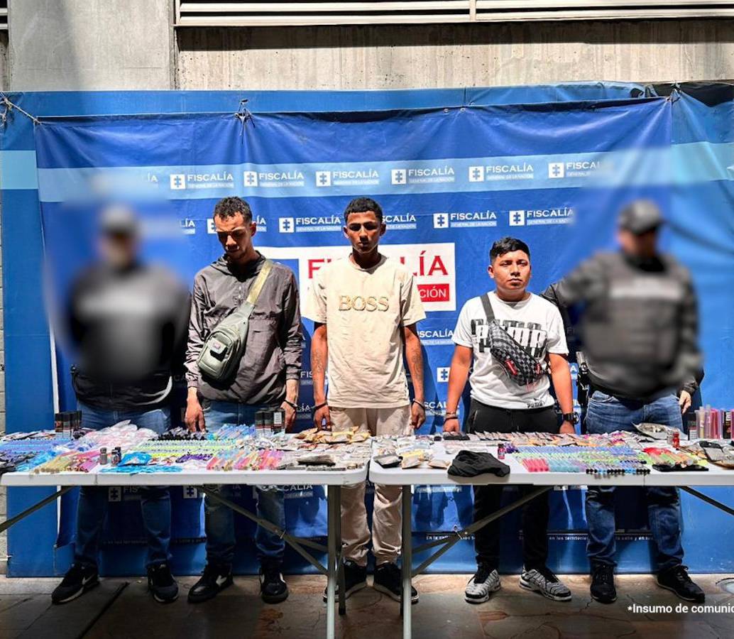 Tres de los capturados en Barrio Antioquia y parte de la mercancía incautada. FOTO Cortesía Secretaría de Seguridad de Medellín.