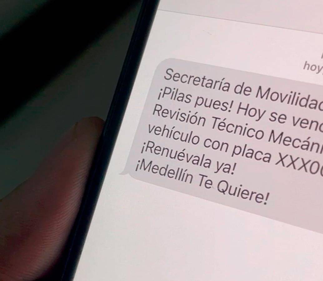 Con mensajes como estos se le informa a los conductores que su Soat o Tecnicomecánica están a punto de vencerse, para evitar hacer comparendos mediante fotomultas. FOTO: CORTESÍA ALCALDÍA DE MEDELLÍN