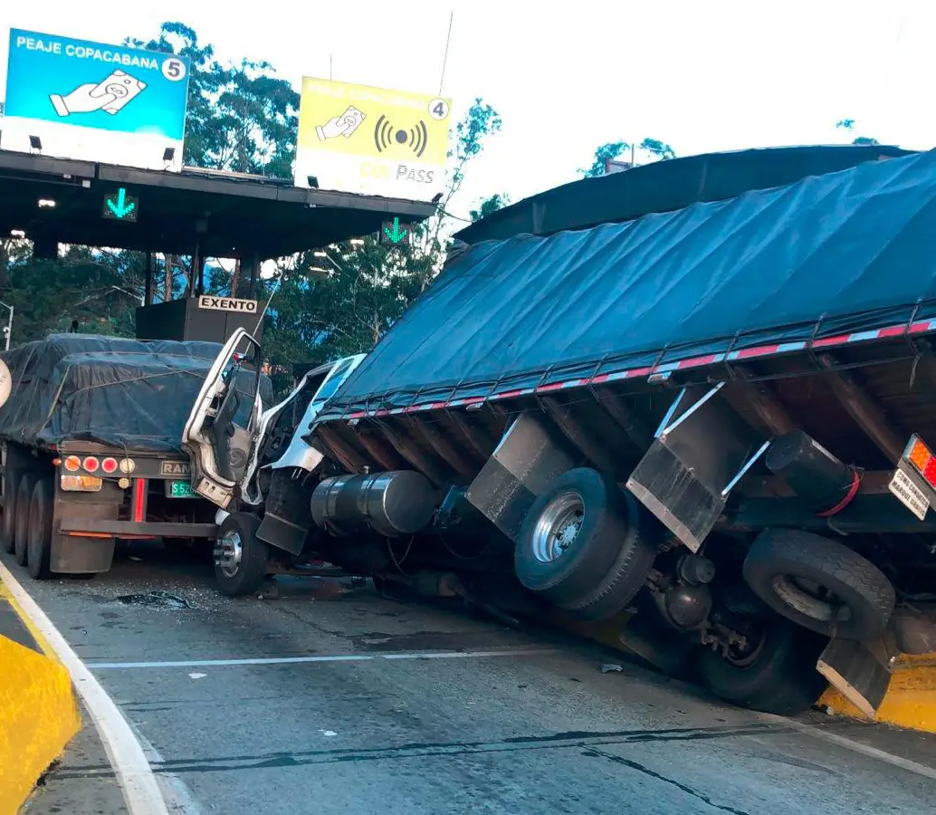 Así quedó el furgón luego del impacto contra el tractocamión en todo el peaje, en sentido Oriente-Medellín. FOTO: CORTESÍA MI ORIENTE