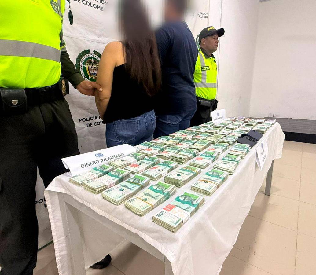 Este fue el dinero que le incautaron a la pareja en el vehículo, cuando iban rumbo al municipio de Montelíbano, en Córdoba. FOTO: CORTESÍA DE LA POLICÍA.