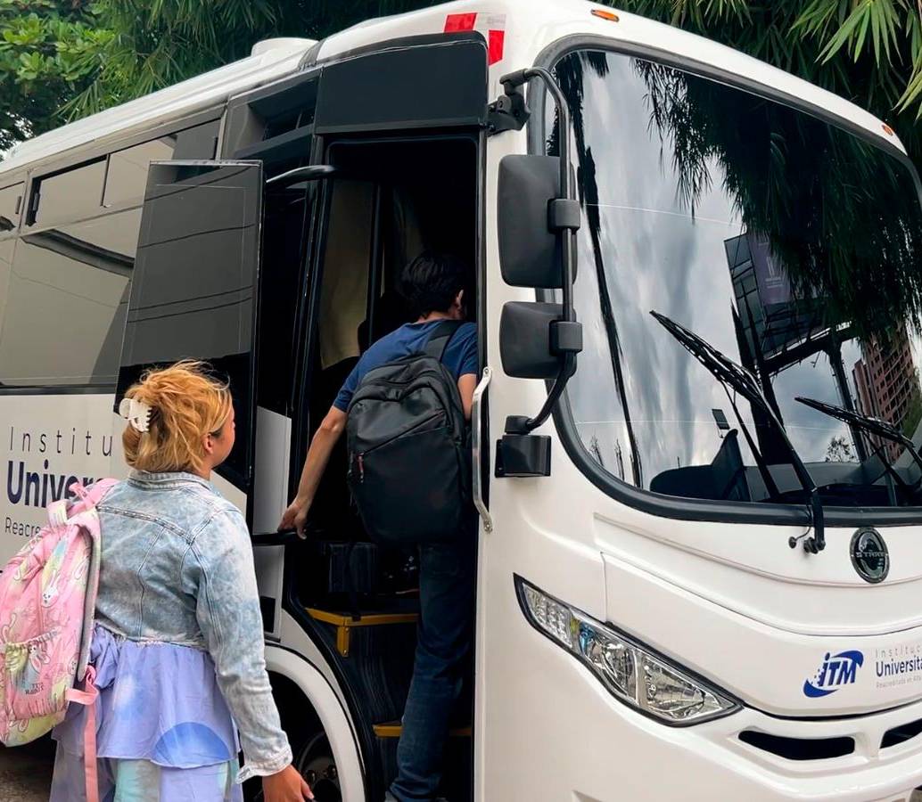 Este es uno de los tres buses eléctricos hechos en Medellín que fueron incorporados a la flota de vehículos del ITM. FOTO: Cortesía Alcaldía de Medellín