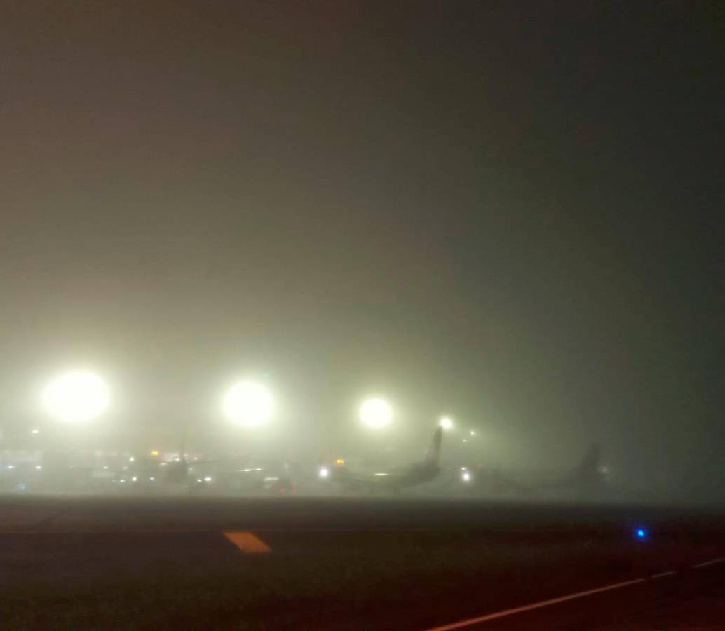 Así luce el aeropuerto José María Córdova, de Rionegro, desde esta madrugada, lo que ha llevado a que se suspenda su operación. FOTO: CORTESÍA