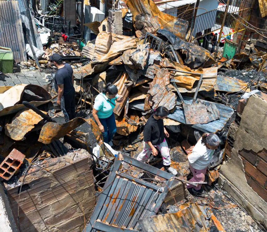 Así quedaron las viviendas, muchas de ellas de dos y tres plantas, que resultaron afectadas por el incendio registrado sobre las 8:30 p.m. del pasado domingo. FOTO: <b>MANUEL SALDARRIAGA</b>