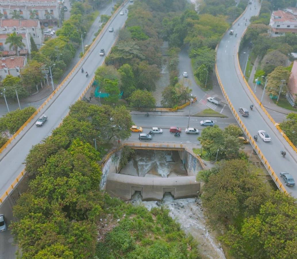 Aspecto del puente sobre la quebrada La Iguaná que será demolido y ampliado. FOTO: Cortesía Alcaldía de Medellín