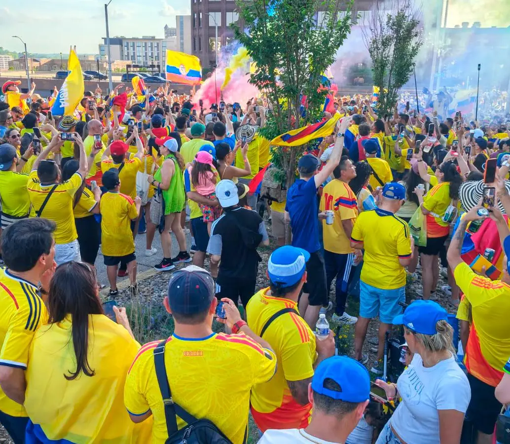 Los aficionados colombianos se han tomado las calles de Kansas, en Estados Unidos, para respaldar a la Selección Colombia antes del juego contra Ghana por el paso a los octavos de final del Mundial de Norteamérica. FOTOS: JUAN ANTONIO SÁNCHEZ 