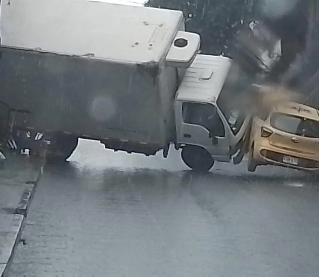 Furgón quedó atravesado tras accidente con taxi en Santa Cruz. Foto: redes sociales