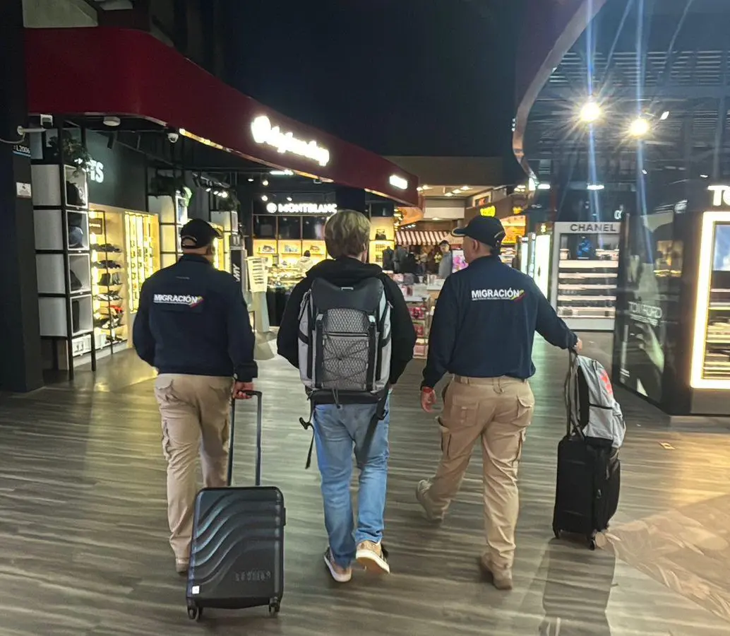 El extranjero fue devuelto a Estados Unidos, donde será procesado en un tribunal del estado de Colorado. Se le investiga por narcotráfico y homicidio. FOTO: <b>CORTESÍA MIGRACIÓN COLOMBIA</b>