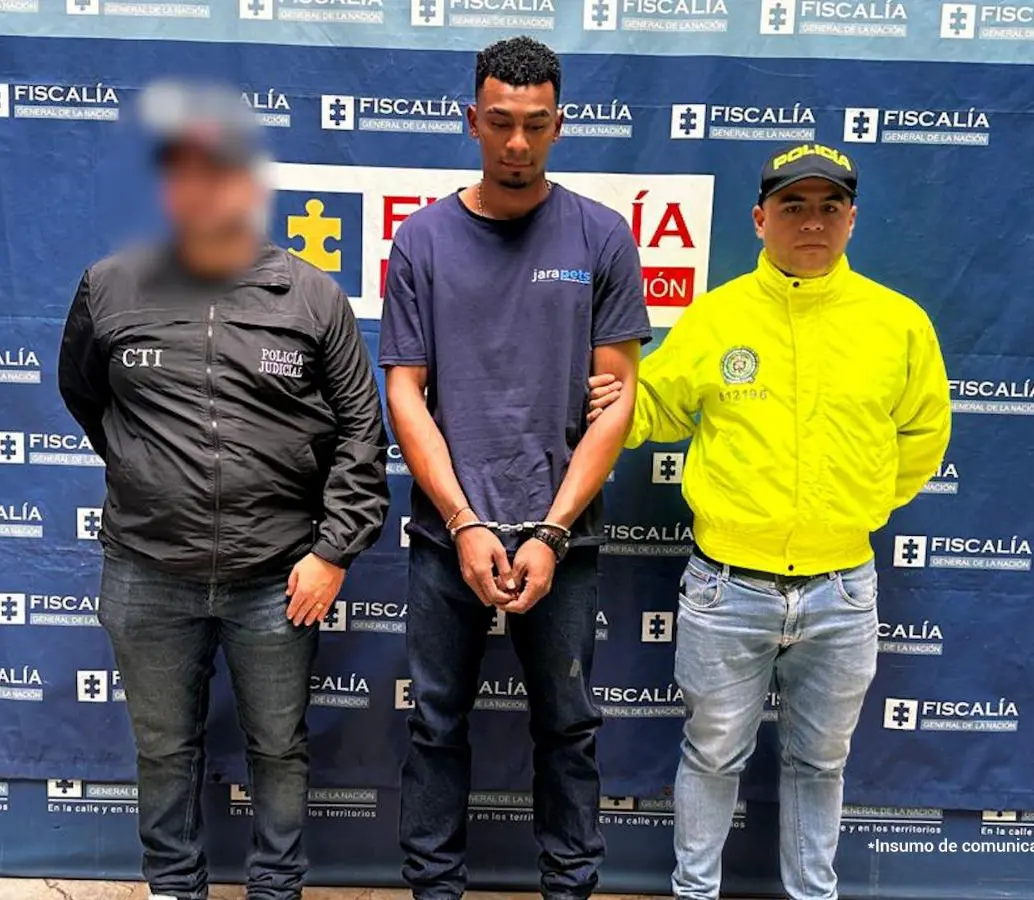 Este es Kevin Andrés Sarmiento Garcés, quien era la pareja sentimental del estilista, un hombre de 55 años, al que habría asesinado al interior de su vivienda. FOTO: Cortesía Fiscalía General de la Nación.