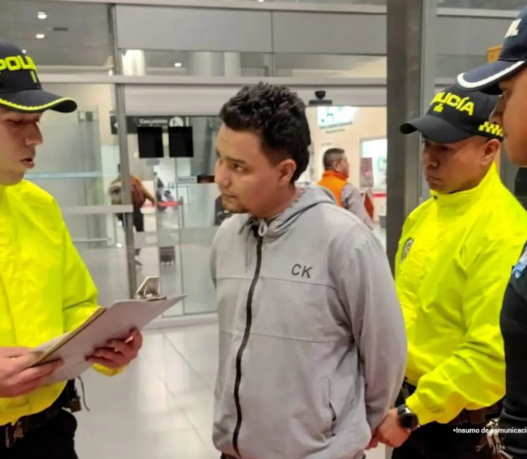 Momento en el que alias Pilancho es requerido por las autoridades colombianas tras su extradición desde Ecuador. FOTO: cortesía Fiscalía.