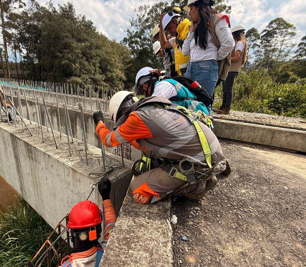 Cada una de estas vigas estaban acopiadas hace cuatro años, pero la semana pasada finalmente fueron instaladas para la estructura que facilitará el tránsito de 16.700 vehículos. FOTO: <b>CORTESÍA DEVIMED</b>