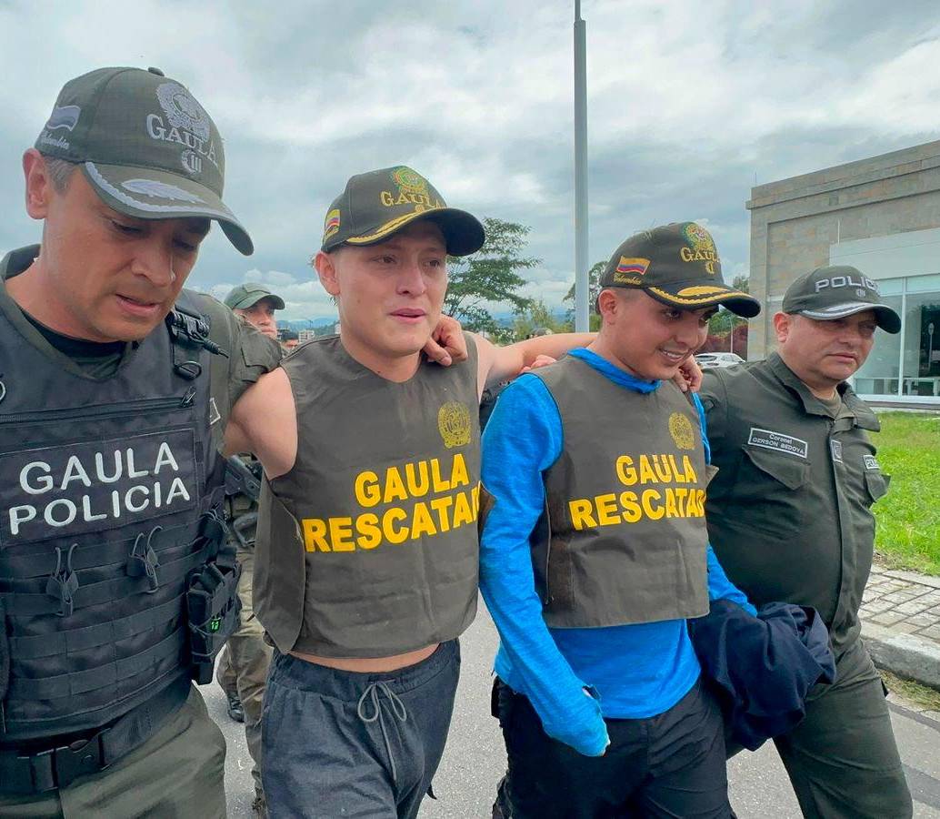 Miguel Ayala y su mánager Nicolás Pantoja fueron hallados en un cambuche, en una zona boscosa de La Sierra, Cauca. FOTO: CORTESÍA DE POLICÍA.