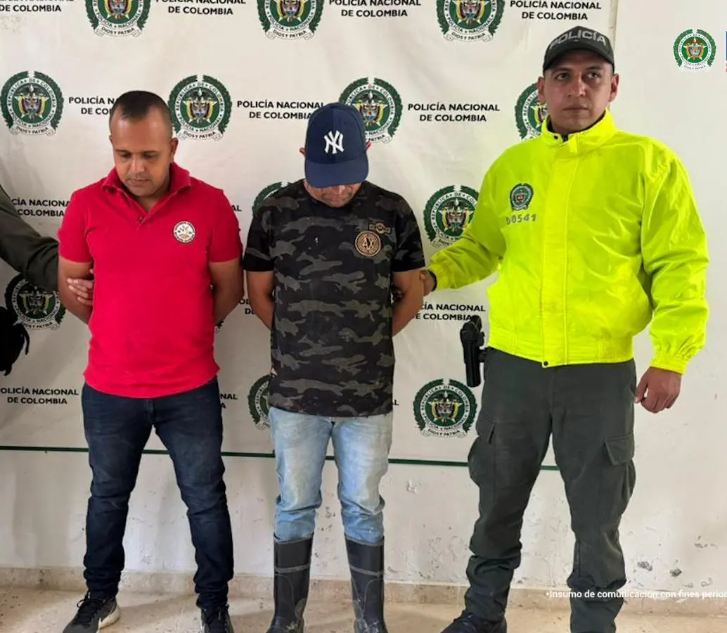Dos de los cinco capturados por traficar con explosivos desde otros países hasta Antioquia. FOTO: FISCALÍA