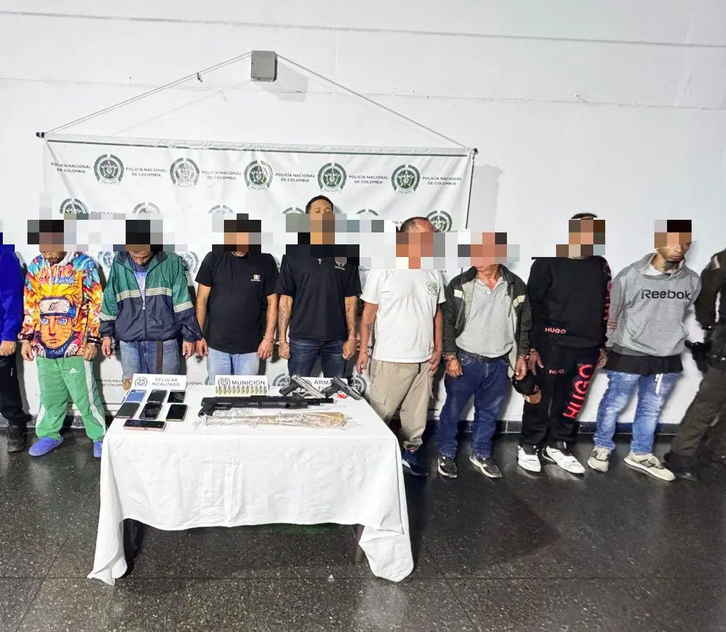 Durante la operación fue capturado alias Trenzas, identificado como el principal cabecilla de la estructura, junto a varios coordinadores de zona. FOTO: Cortesía Alcaldía de Medellín