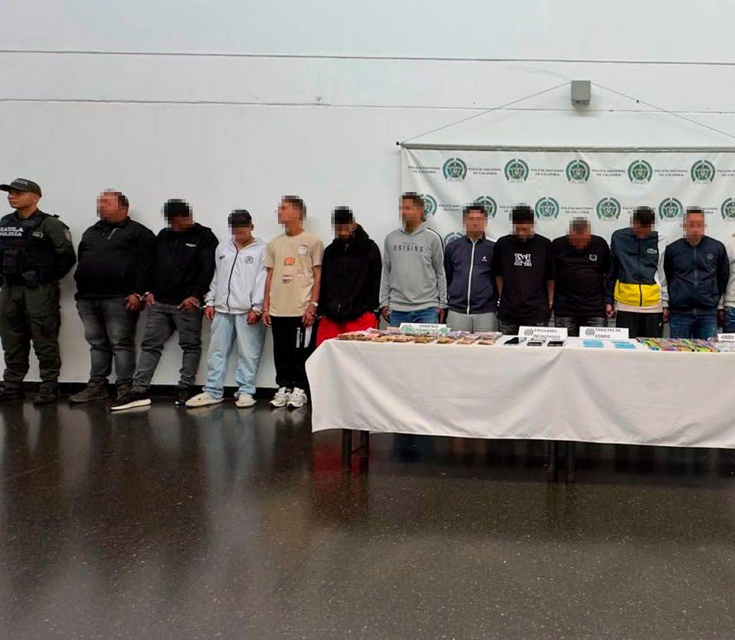 Estos son los 15 capturados por el Gaula que ya fueron judicializados; un juez avaló las medias de aseguramiento en contra de ellos. FOTO: MEVAL