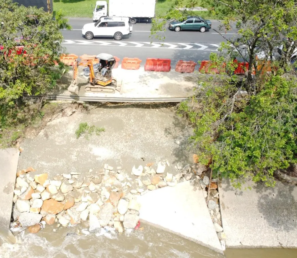 Trabajos de recuperación de la banca en la autopista por desbordamientos del río Medellín. FOTO: CORTESÍA ALCALDÍA DE MEDELLÍN