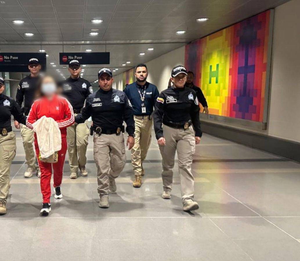 Mayerly Arévalo Carrascal a su llegada al aeropuerto El Dorado de Bogotá. Foto: Dijín de la Policía