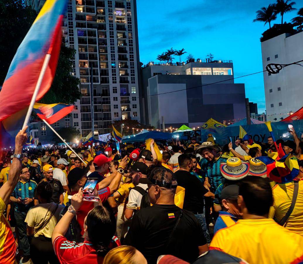 Los aficionados de la Selección Colombia llenaron las afueras del hotel en que se queda el equipo nacional en Miami. Foto: Juan Antonio Sánchez