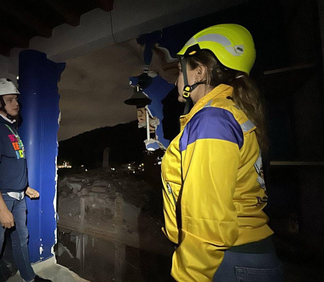 Especialistas del Dagrd revisan una de las viviendas afectadas en el occidente de Medellín. FOTO: Cortesía