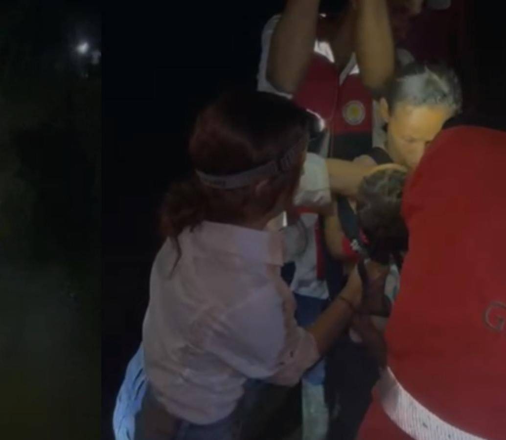 Este es el momento exacto donde de la mano de los organismos de socorro, la madre por fin cruzó el río con sus hijos. FOTO: Cortesía Gobernación de Antioquia