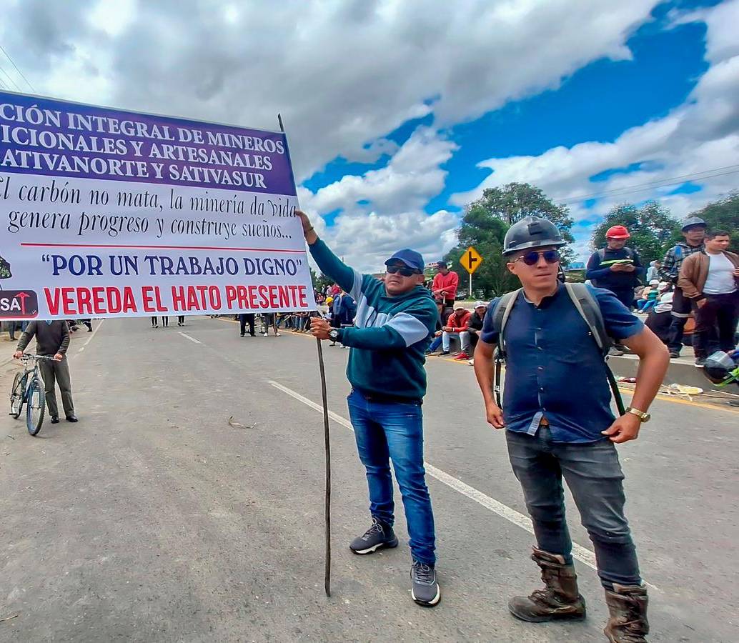 Paro minero cumple tres días de bloqueos. FOTO TOMADA DE REDES SOCIALES. 