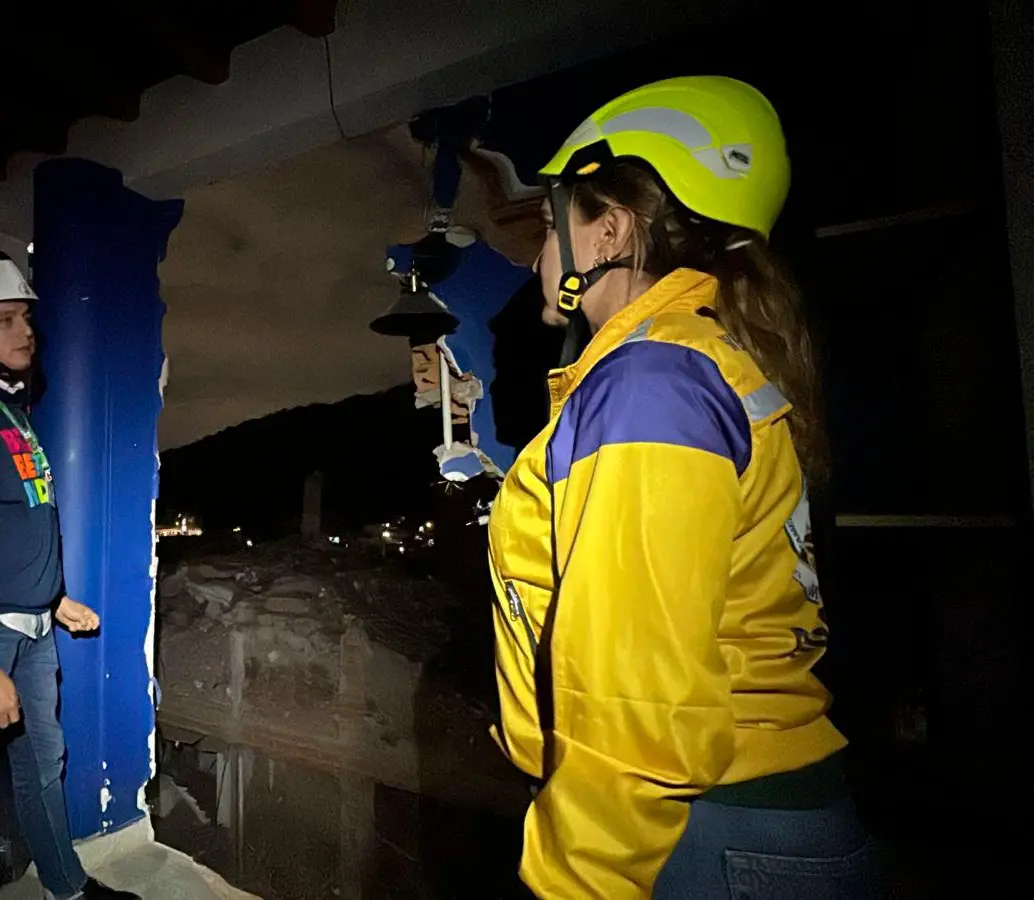 El cuerpo de Bomberos de Medellín y el equipo de la Alcaldía activaron un protocolo de emergencia que incluyó la evacuación preventiva de siete familias. FOTO CORTESÍA